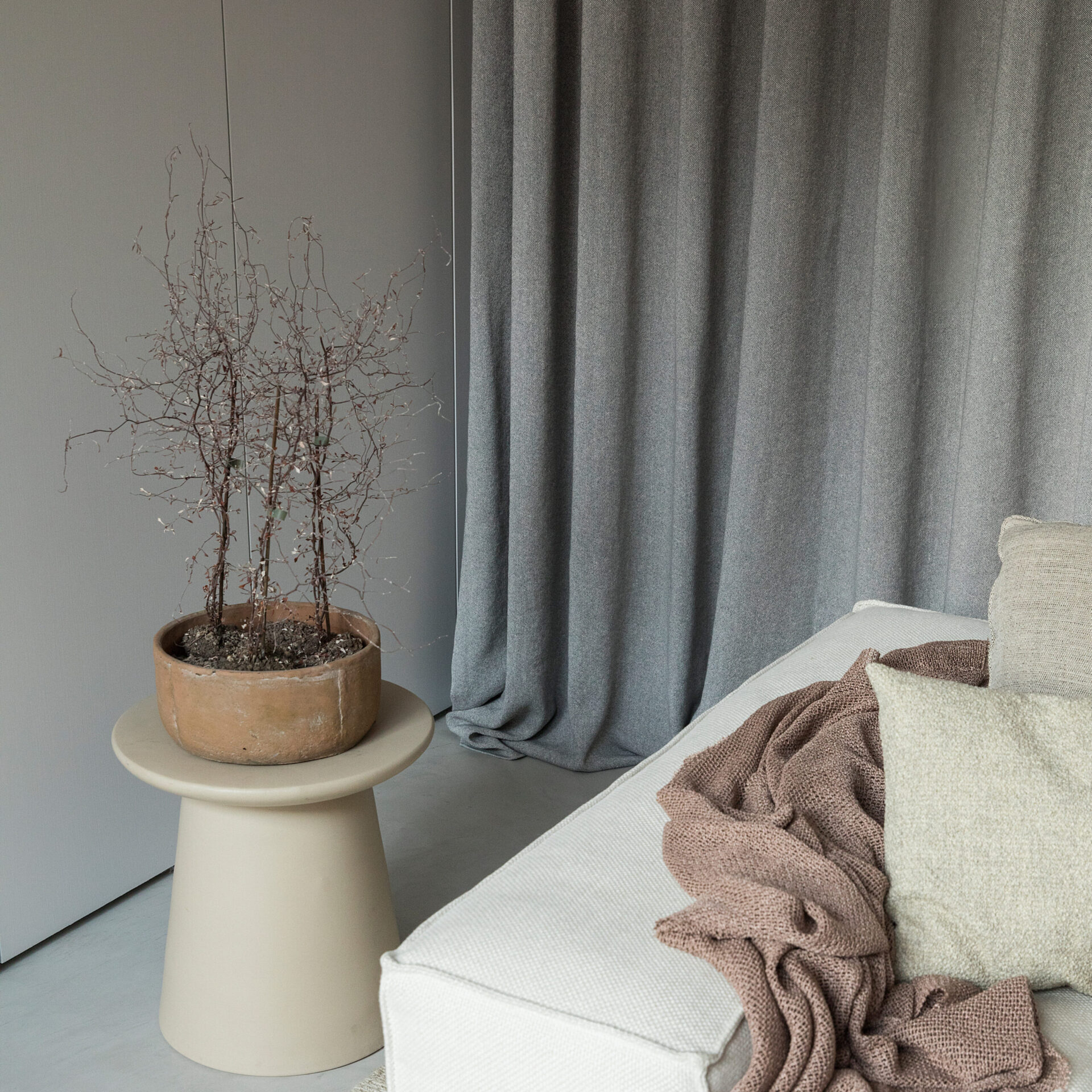 上品なナチュラル感、頼れる耐久性。ハイブリッド素材のイメージ写真