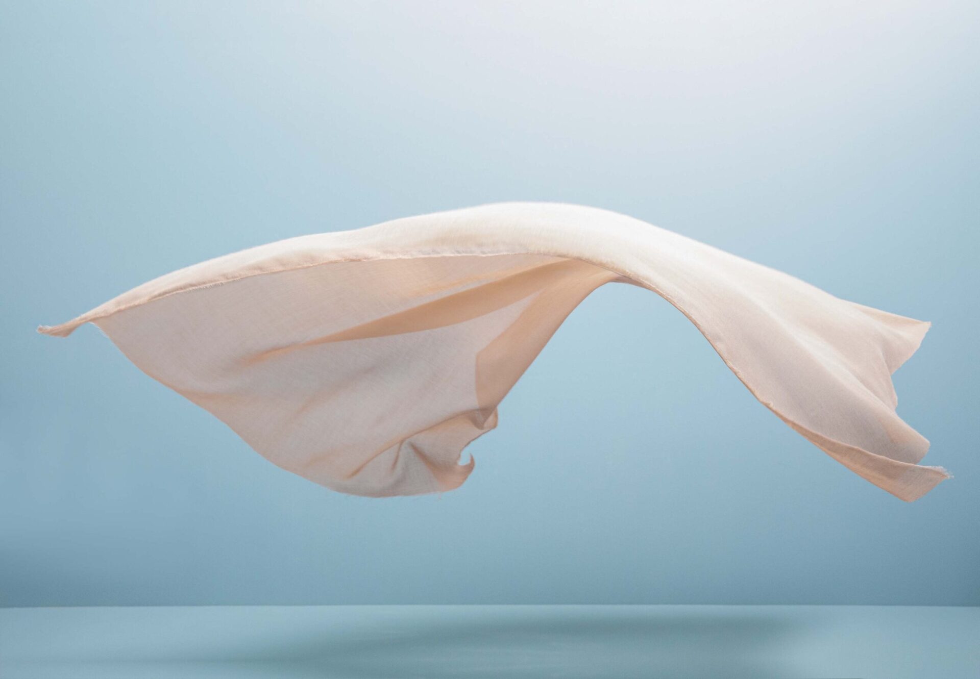 空気のように軽い、燃えにくい薄手生地のイメージ写真