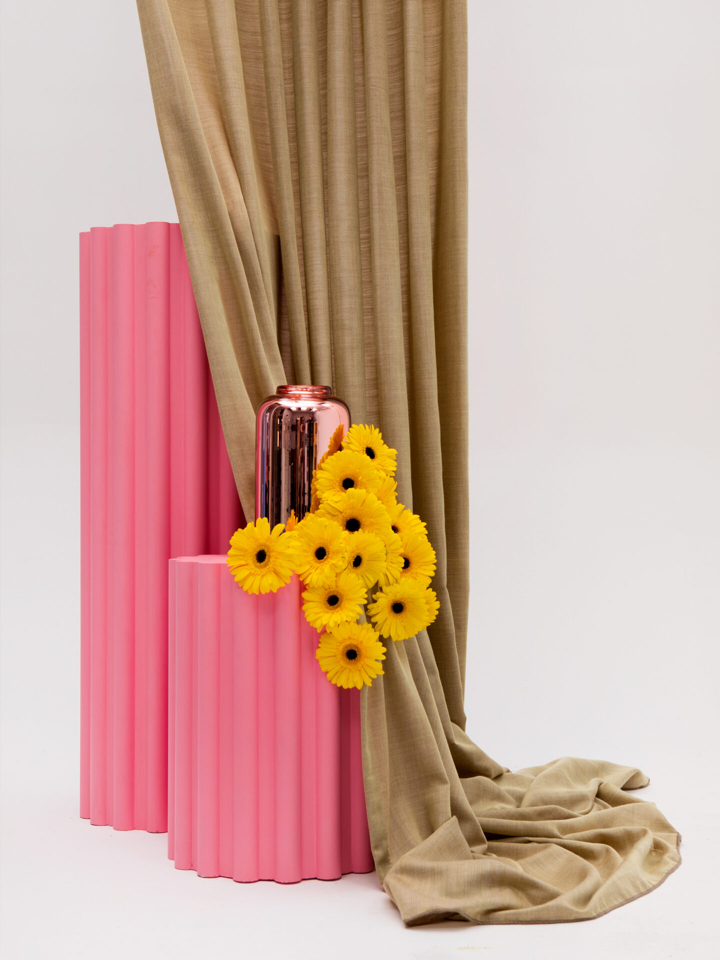 光を受けて陰影が揺れる、リバーシブルファブリックのイメージ写真