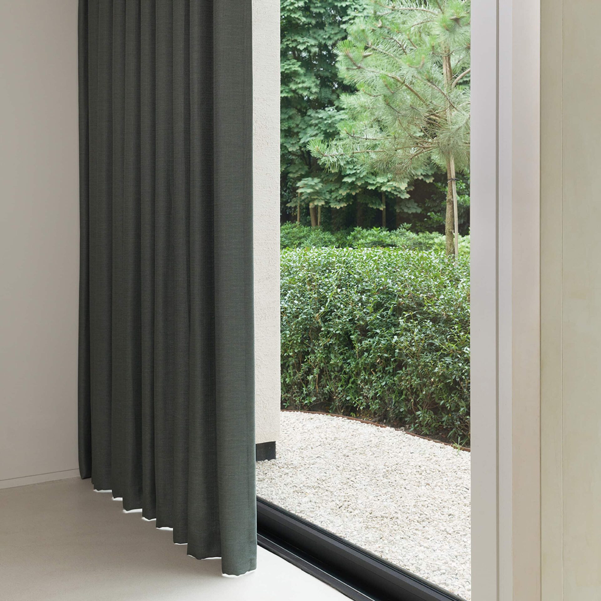 自然な質感に、上品な艶。広幅ドレープのイメージ写真